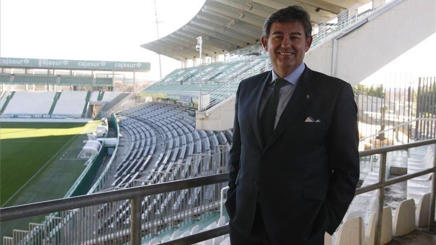Javier González Calvo posa en el estadio de El Arcángel.