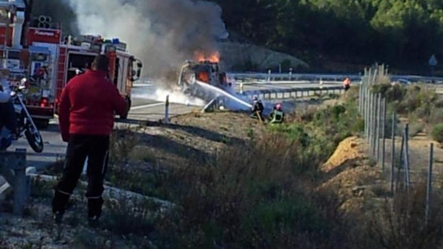 Arde una ambulancia por un colchón que se le enganchó en la calzada