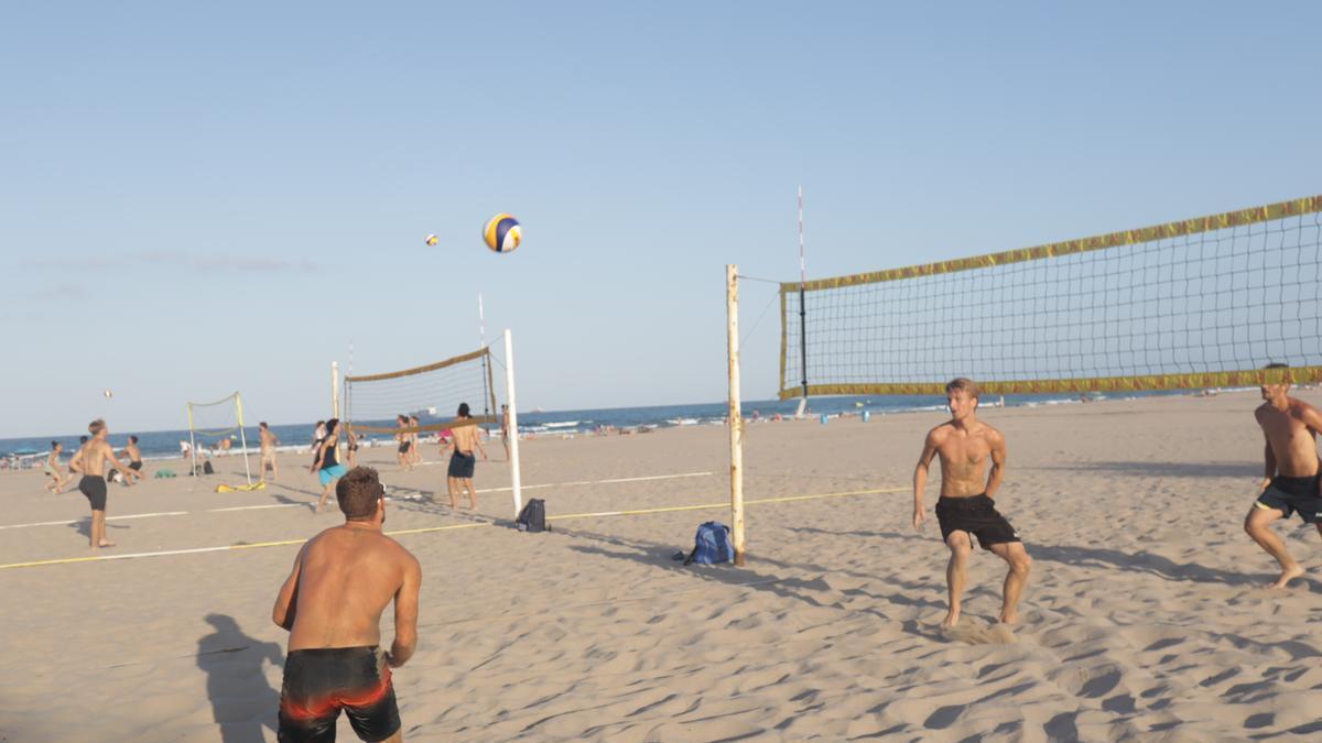 Práctica deportiva en las playas de Castelló.