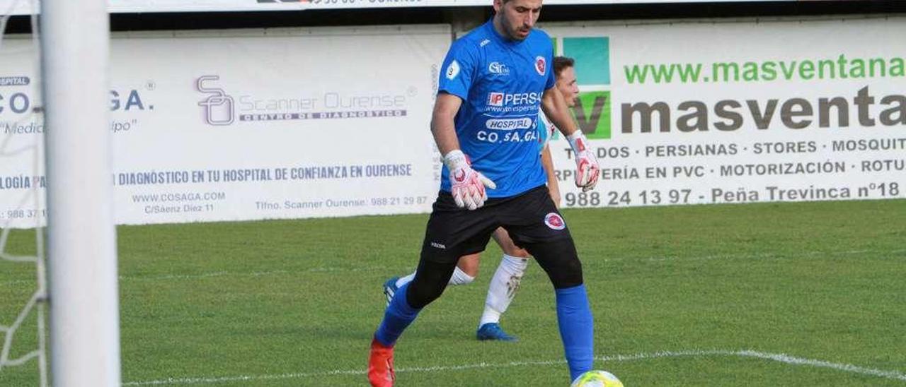 Ángel Díez, durante la otra victoria del curso de la UD Ourense, contra el Arosa, esa mucho más placentera para él. // Iñaki Osorio