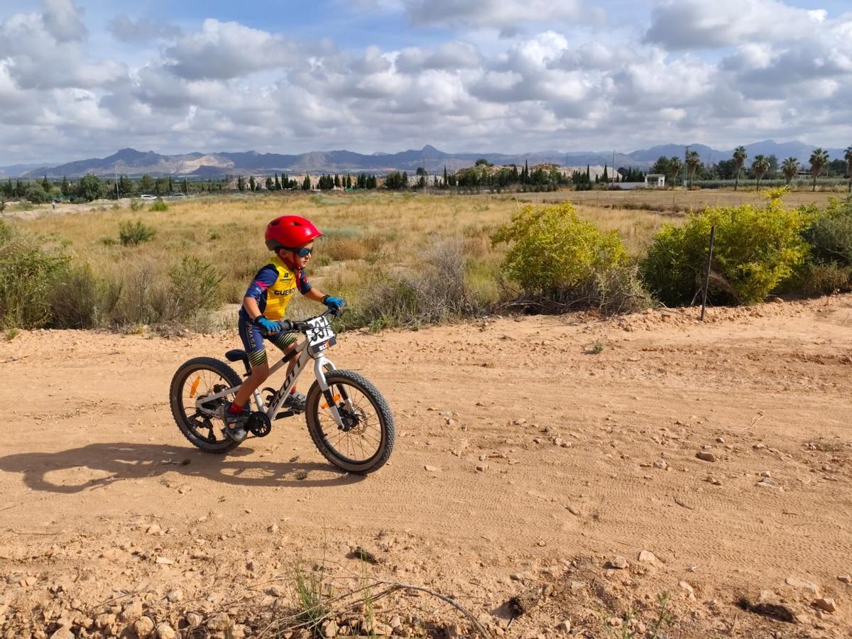 Un ciclista del CC Ontinyent durante una de las pruebas del pasado fin de semana.