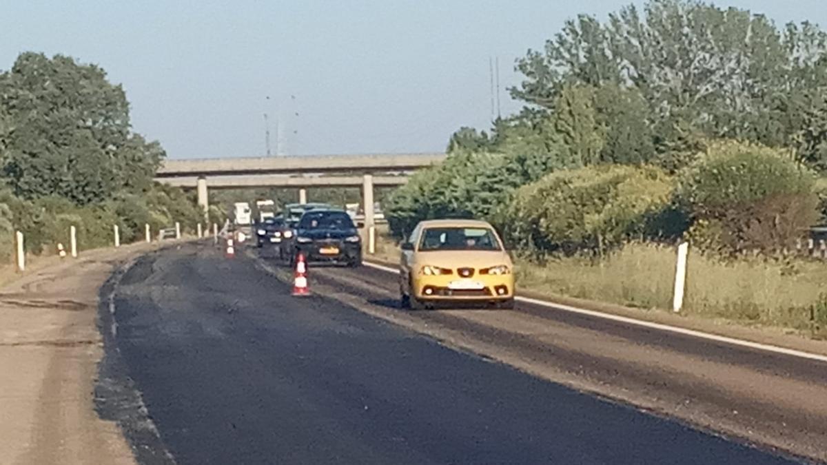 Obras de bacheo en la autovía entre Mombuey y Palacios de Sanabria