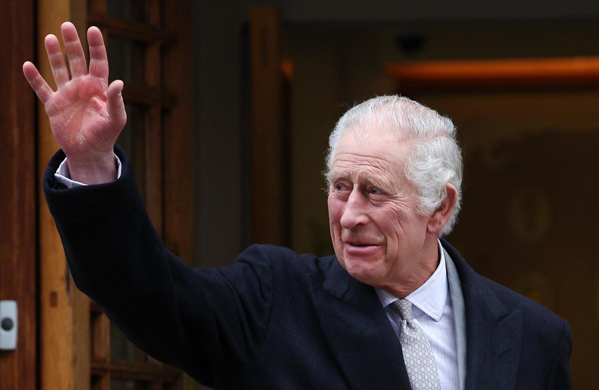 El rey Carlos III sale del hospital de Londres