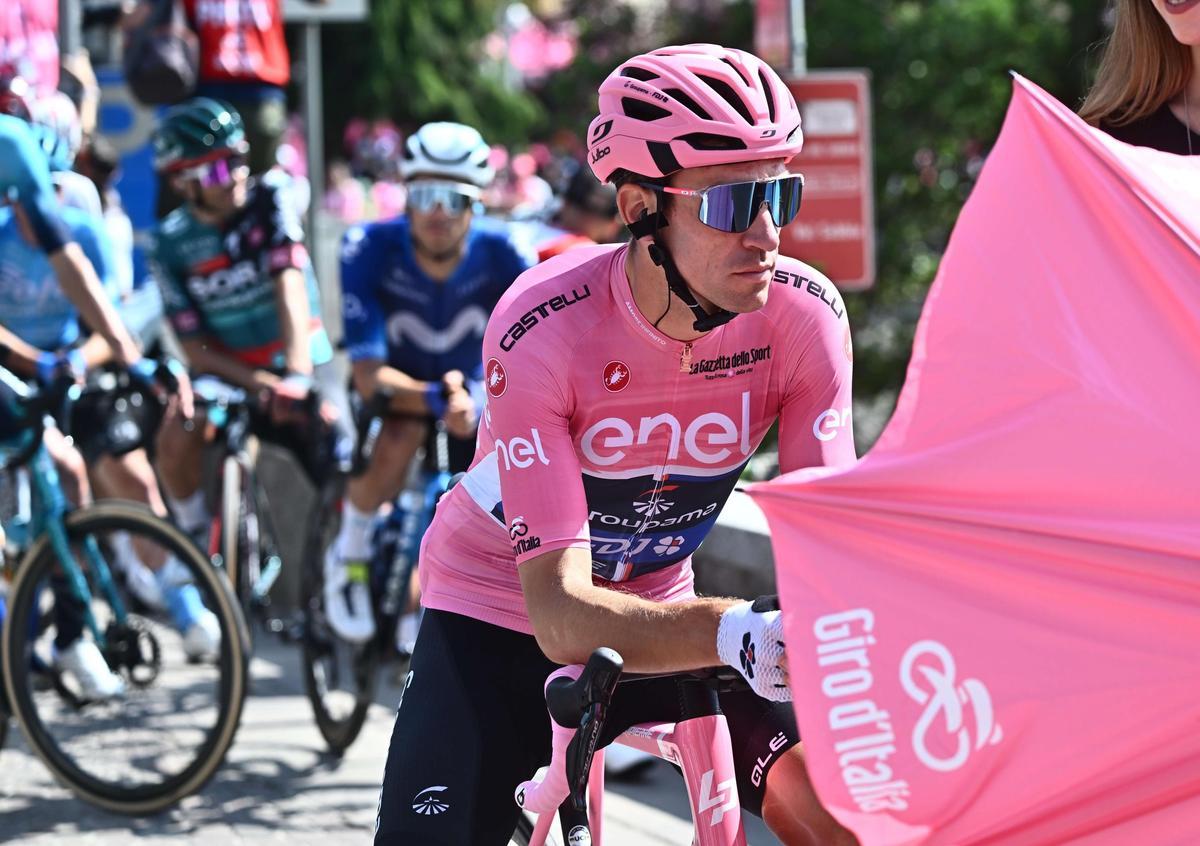 Sabbio Chiese (Italy), 23/05/2023.- French rider Bruno Armirail of Groupama - Fdj team wearing the overall leader’s pink jersey waits for the depature of the 16th stage of the 2023 Giro d’Italia cycling race over 203 km from Sabbio Chiese to Monte Bondone, Italy, 23 May 2023. (Ciclismo, Italia) EFE/EPA/LUCA ZENNARO