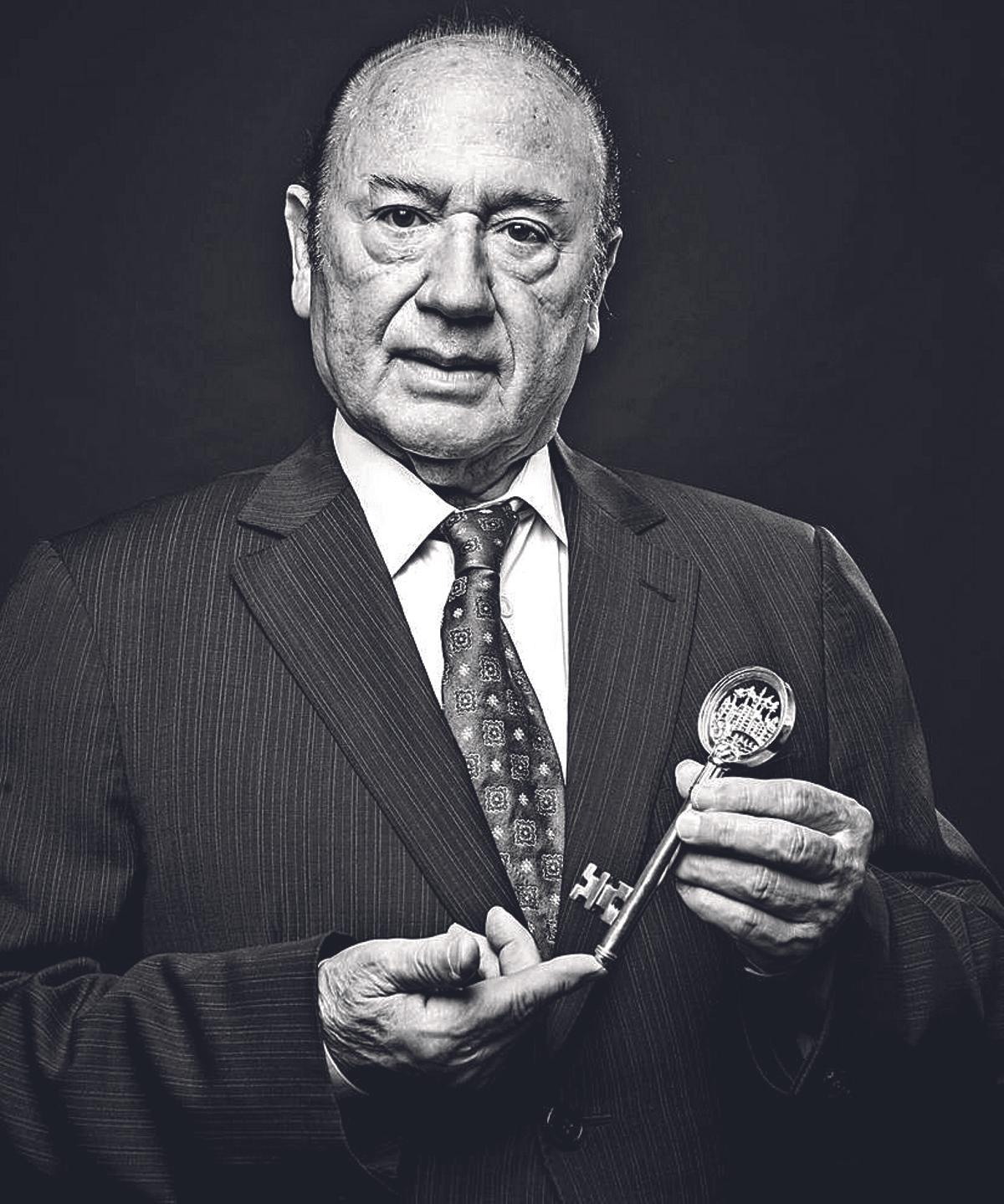 Antonio Fernández Días 'Fosforito', con la Llave del Cante.