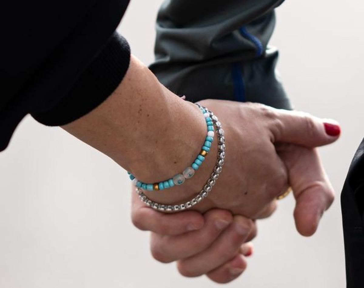 Gabriela Guzmán y Àlex Márquez paseando, ayer, por la pista del circuito de Valencia.