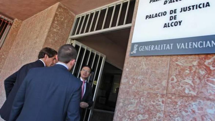 El conseller Serafín Castellano durante una visita realizada al Palacio de Justicia en Alcoy.