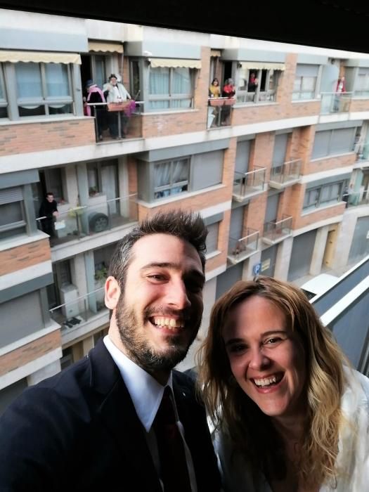 Una ‘selfie’ de la parella amb alguns dels convidats al ‘casament’ al fons.