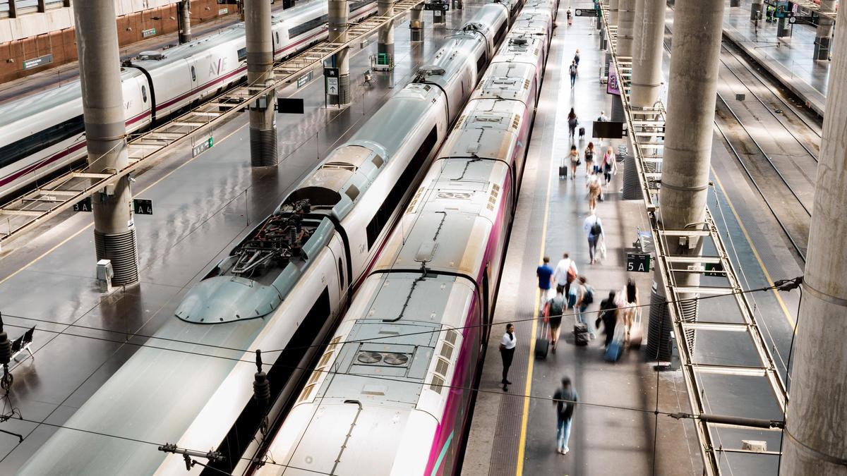 Decenas de personas en la estación de trenes Puerta de Atocha-Almudena Grandes, a 24 de julio de 2025, en Madrid (España).