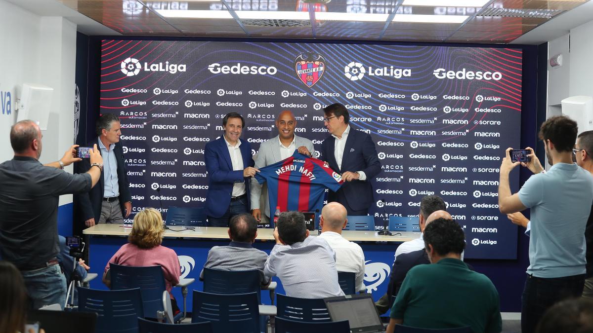 Felipe Miñambres, Mehdi Nafti y Quico Catalán posan con la camiseta del Levante