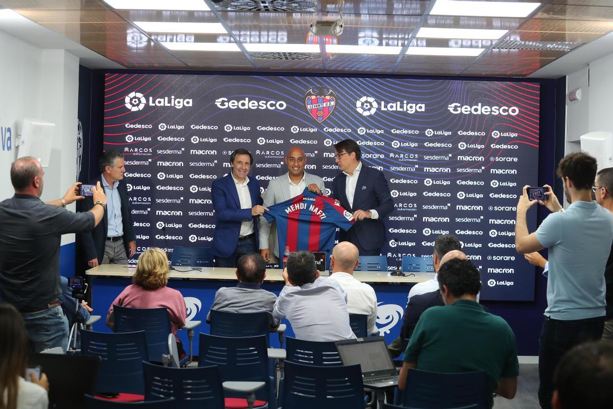 Felipe Miñambres, Mehdi Nafti y Quico Catalán posan con la camiseta del Levante