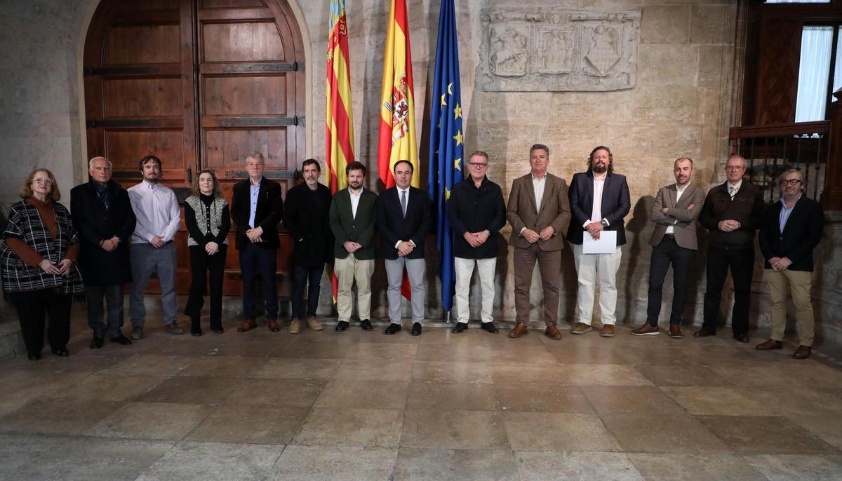 Foto de familia de la reunión de Pérez Llorca y Martínez Mus con representantes de asociaciones afectadas por los deslindes.