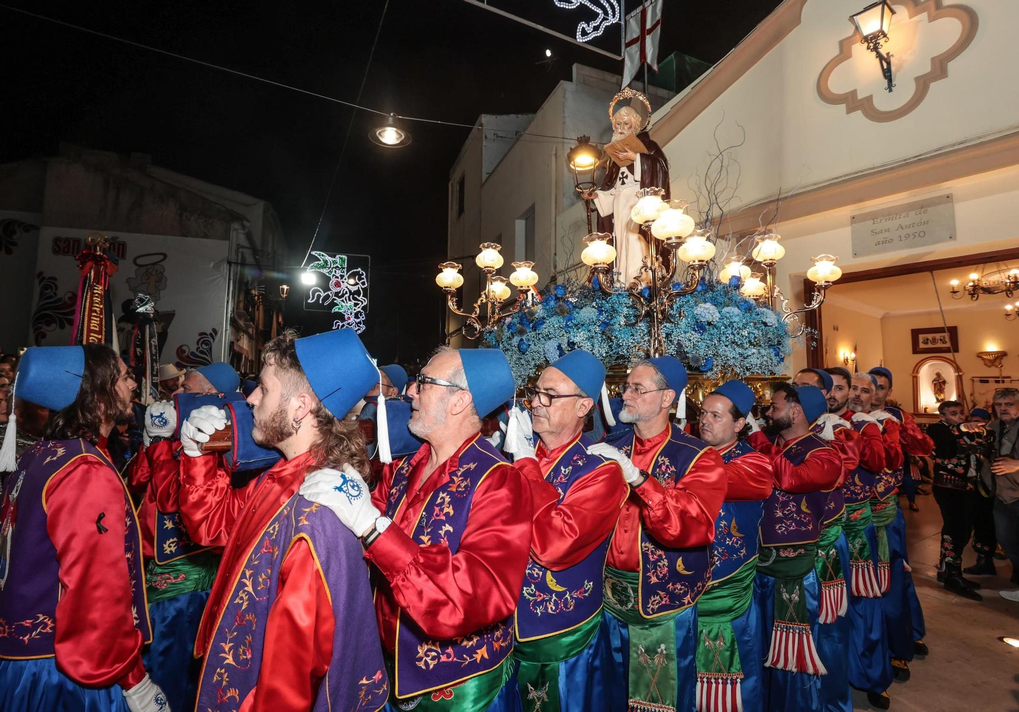 Así ha sido la procesión y traslado de San Antón a su ermita, último acto de las fiestas de Elda