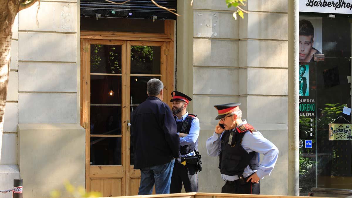 Vecinos depositan flores y velas frente al bar del Eixample de Barcelona donde fue asesinada una menor