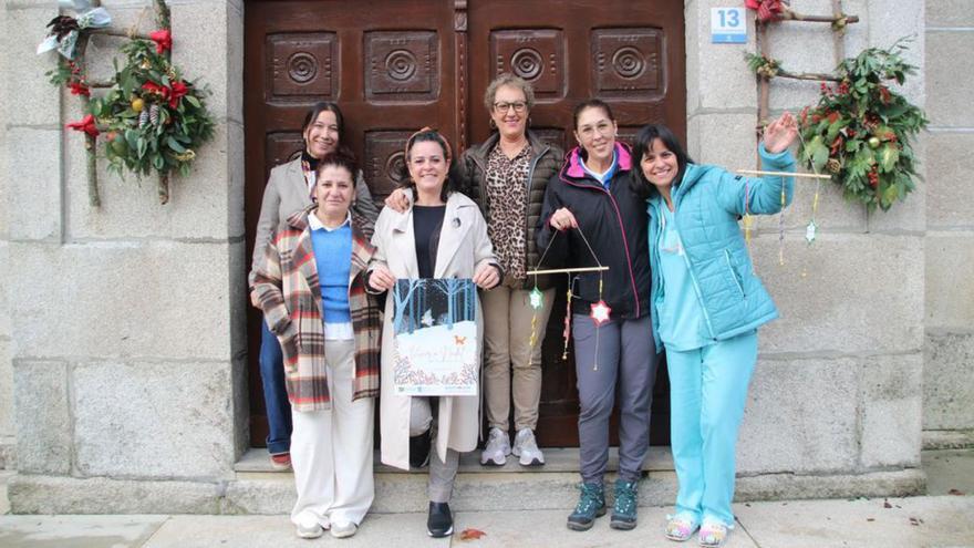 La edil Rosana Comesaña (3ªizq.) con las autoras de los adornos.