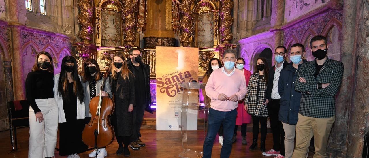 El alcalde encabezó esta mañana la presentación de &quot;Híbridas en Santa Clara&quot;, en la que también participaron algunos de los artistas protagonistas del programa cultural.