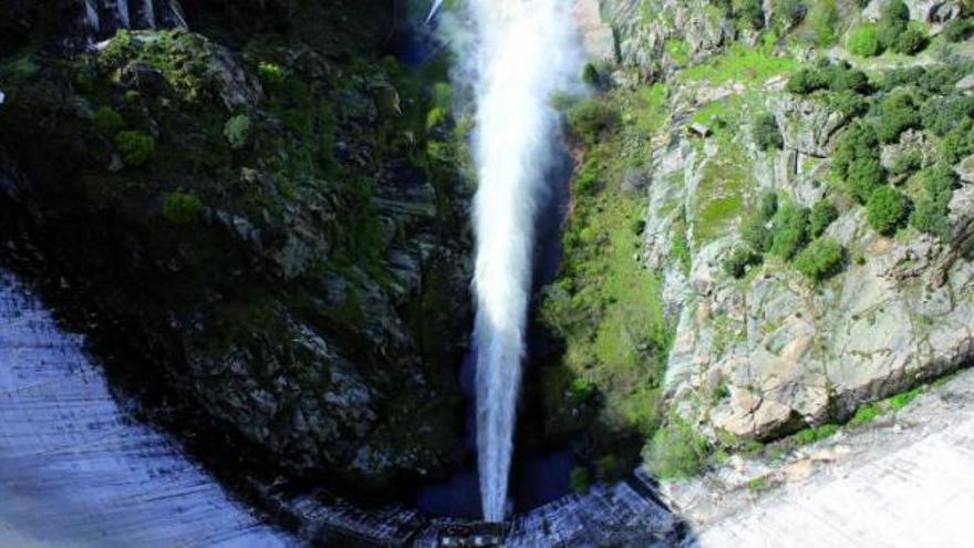 Abren los desagües de fondo de la presa de Almendra para labores de mantenimiento