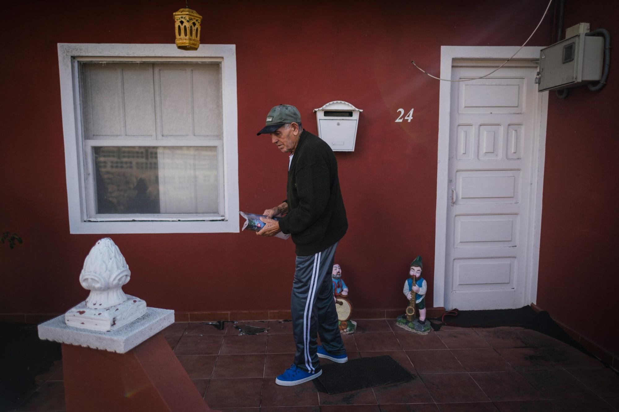 Regreso a casa de vecinos afectados por el volcán de La Palma.