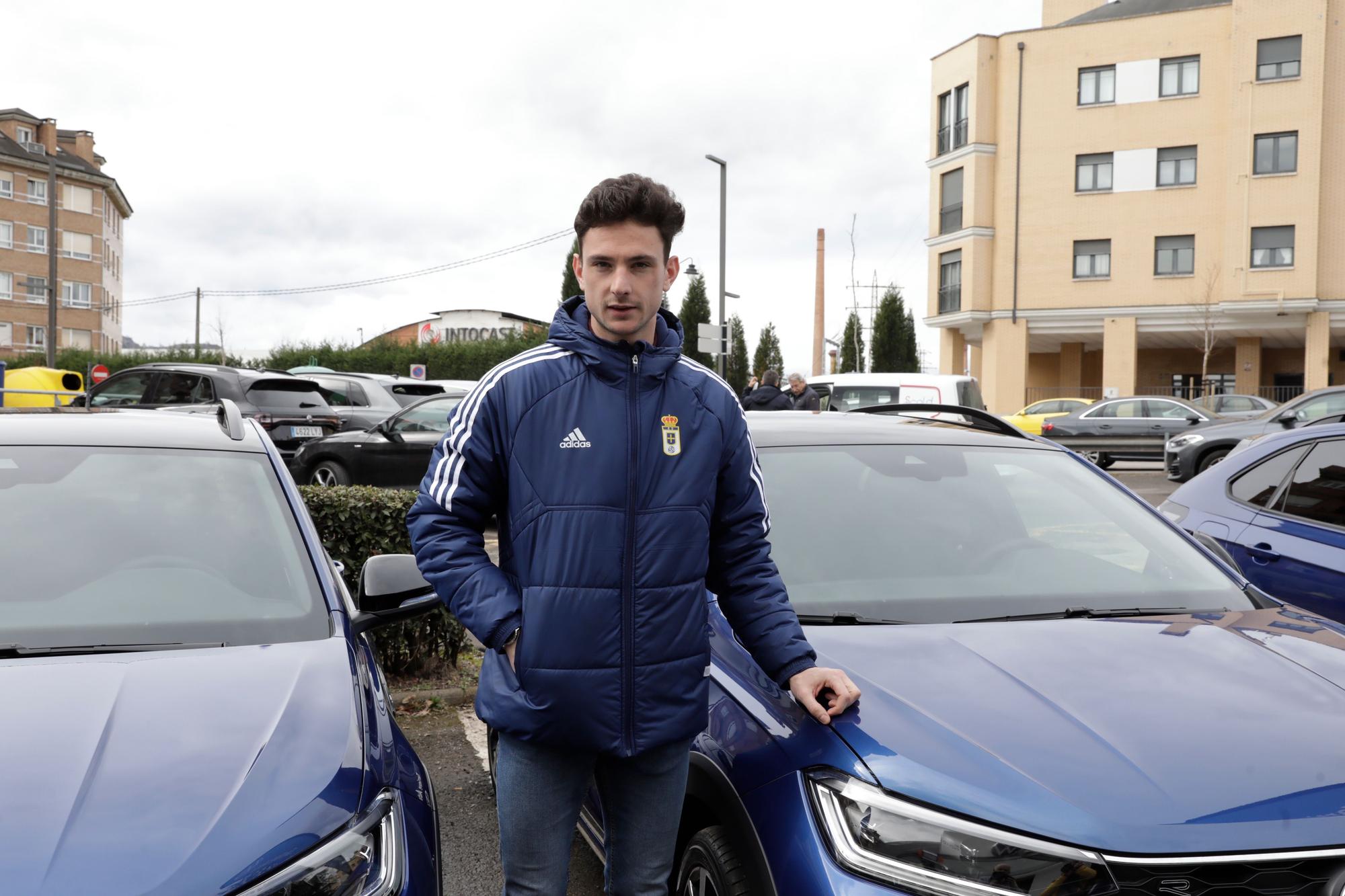 EN IMÁGENES: los jugadores del Oviedo recogen sus coches