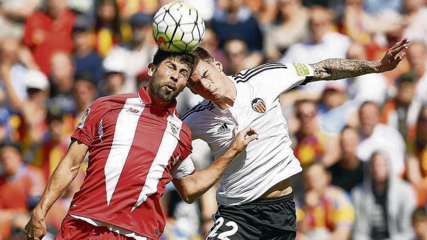 Coke y Santi Mina chocan en la pelea por el balón. // Kai Fosterling