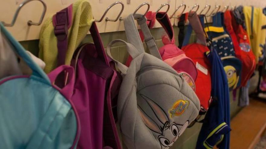 Mochilas de alumnos de infantil en un aula el pimer día de clase de este curso.