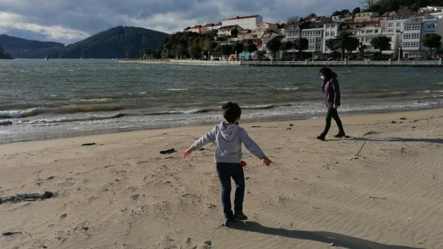 Nerea Vázquez y su hijo Dominik, adoptado en agosto, en la playa del municipio de Cedeira