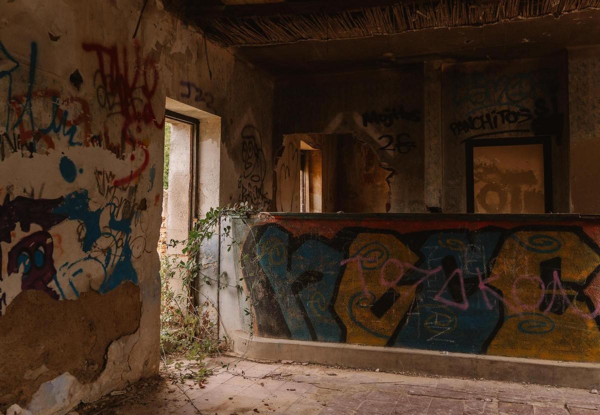 Detalle del antiguo bar que había en el poblado de El Alamín, cuyas paredes están cubiertas ya de grafitis.