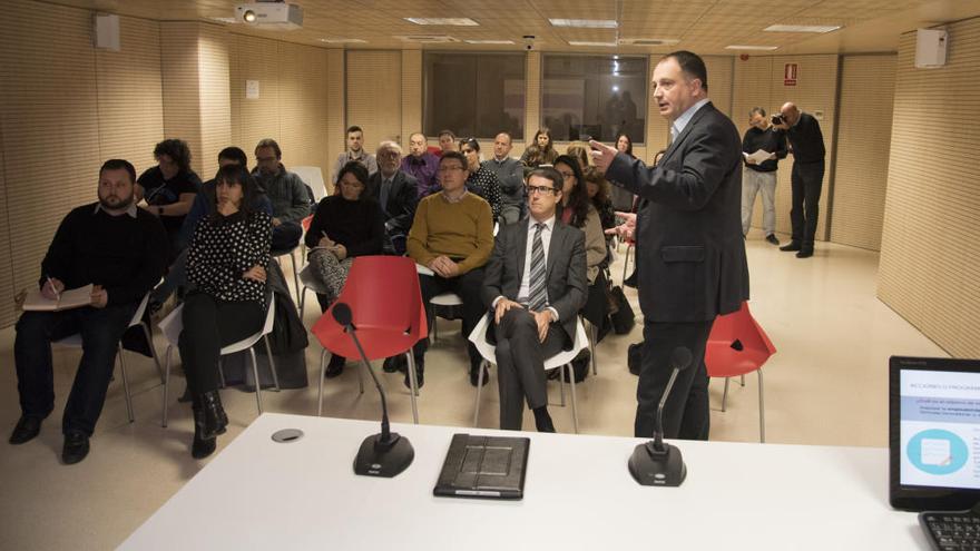 El diputado Salvador Aguilella en un curso