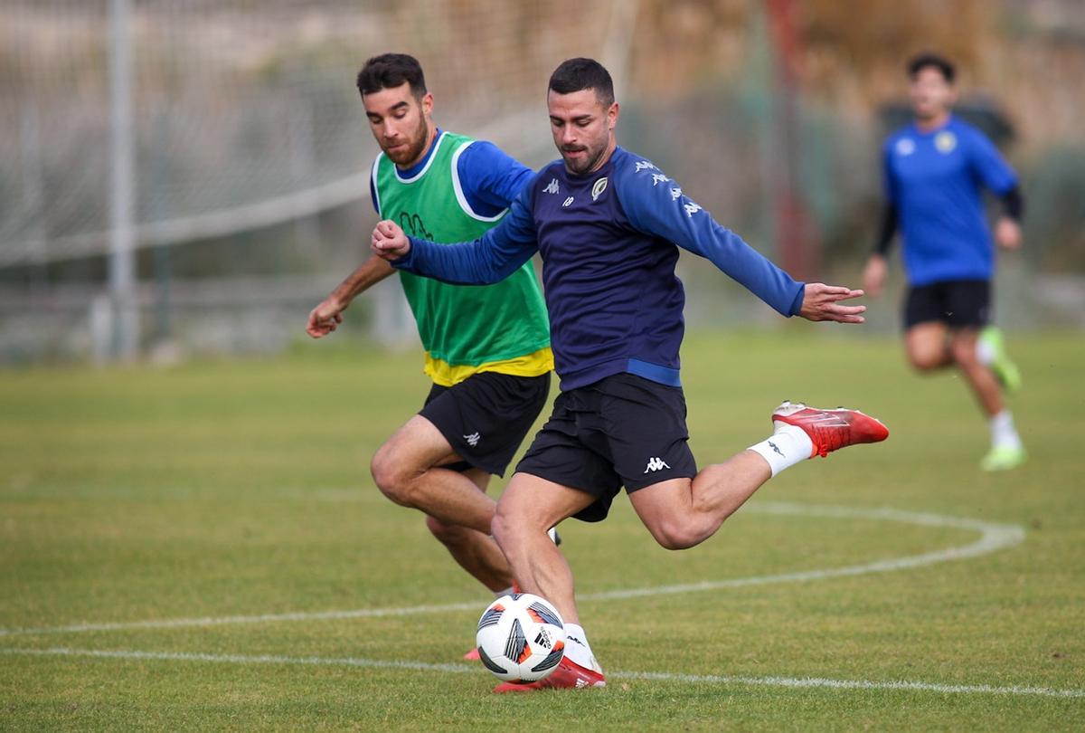 Ander Vitoria pugna con Roger Riera durante un entrenamiento en Fontcalent.