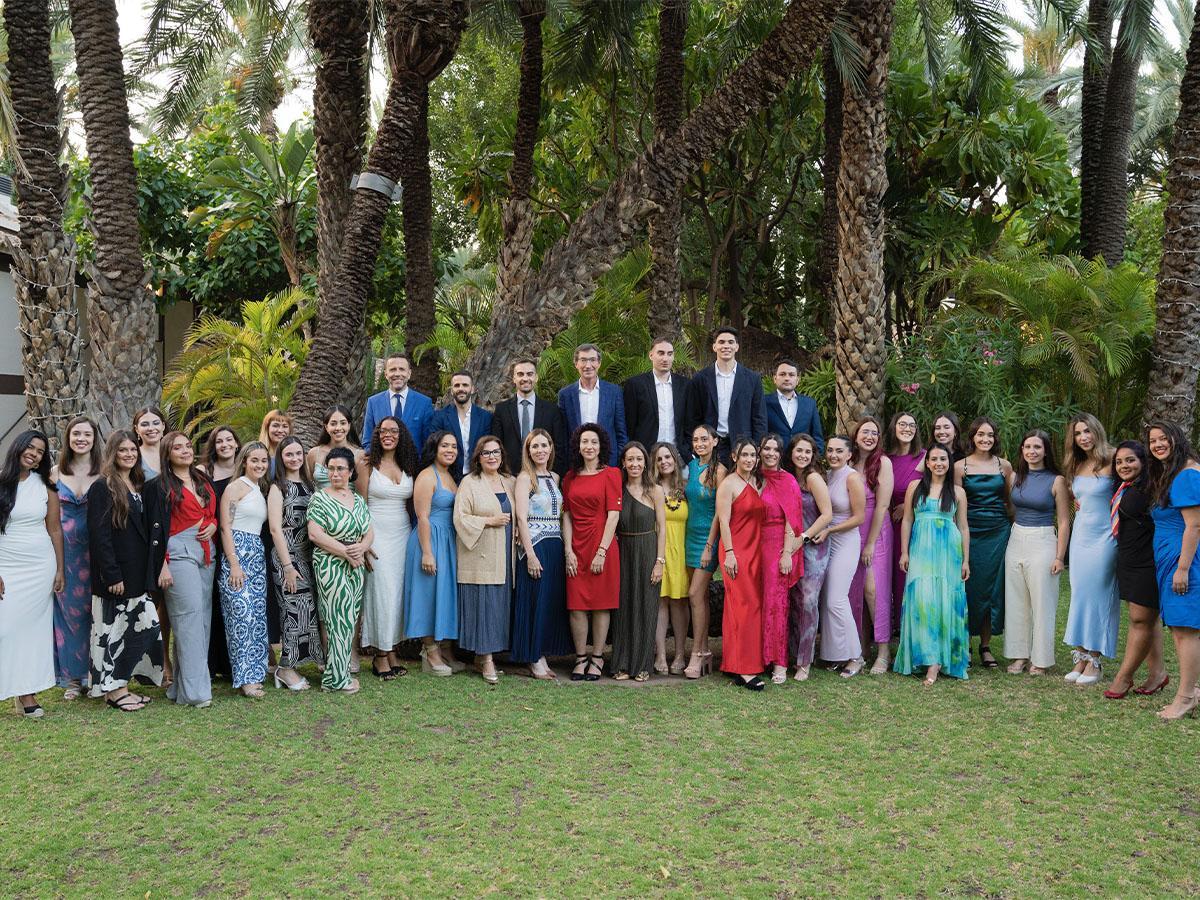 Profesores y alumnos del Máster de Terapia Psicológica con Niños y Adolescentes de la Universidad Miguel Hernández de Elche en la graduación