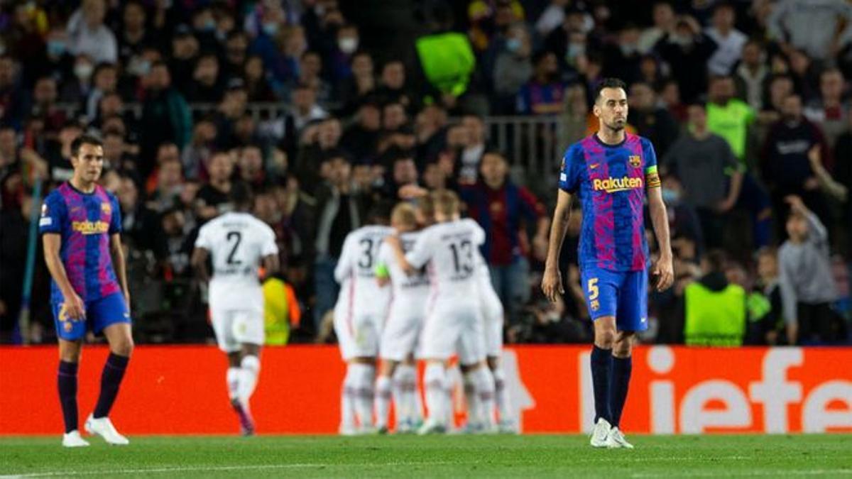 Los jugadores del Barça, desolados ante los goles del Eintracht.