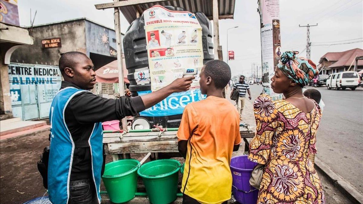 Un trabajador de Unicef mide la temperatura de un niño en goma, este miércoles.