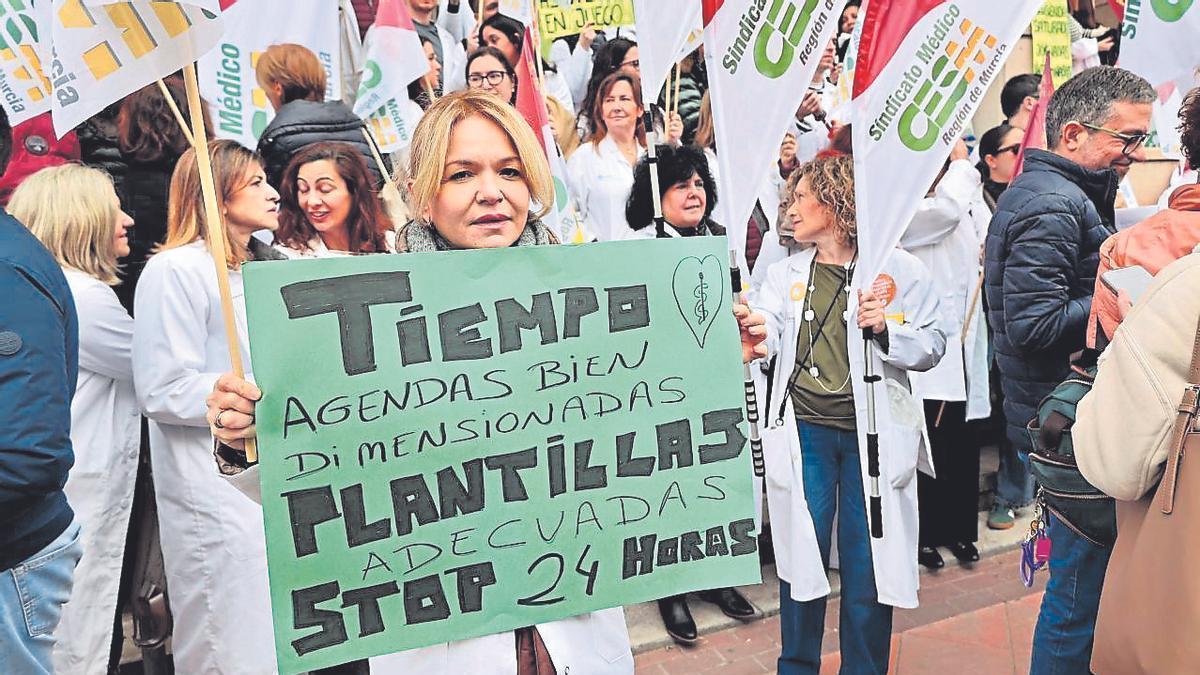 Una sanitaria durante la huelga de médicos frente a la Consejería de Salud.