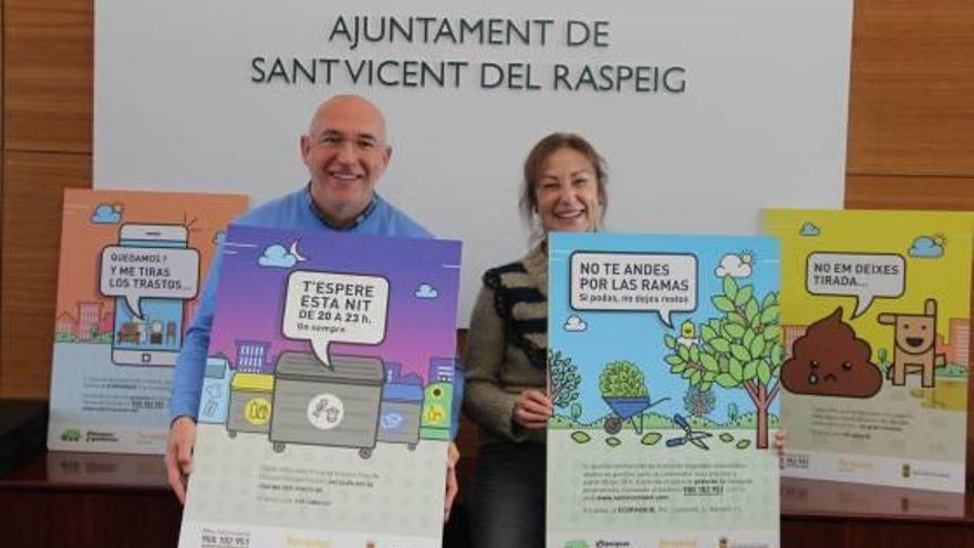 El alcalde, Jesús Villar, y la edil de Infraestructuras, Mariló Jordá, con los carteles de la campaña.