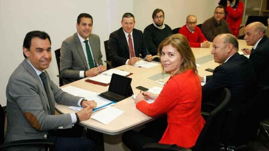 En primer término, Maíllo y San Damián, con cargos públicos del Partido Popular, ayer en la sede de Víctor Gallego.