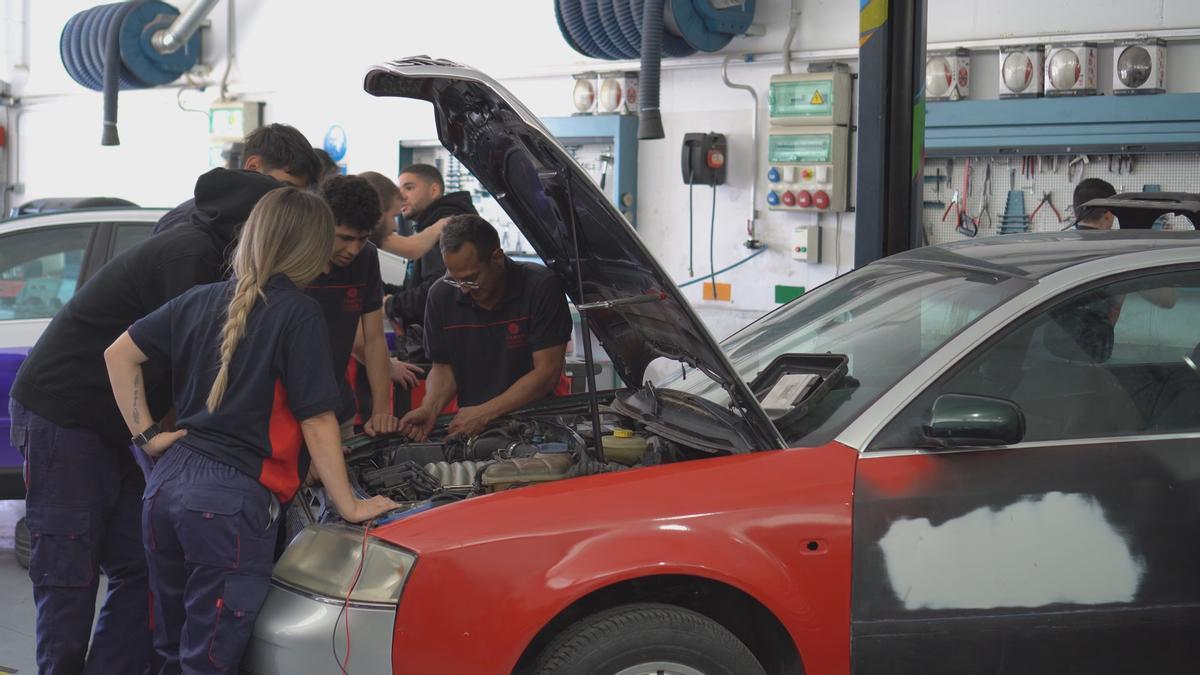 Alumnos de Formación Profesional durante una clase práctica sobre el sector de la automoción.