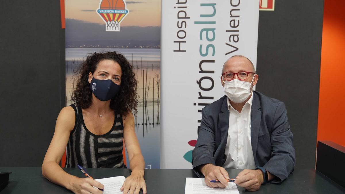 Mercedes Añón, directora de negocio del Valencia Basket y Ximo Montenegro gerente de Quirónsalud Valencia durante la firma.