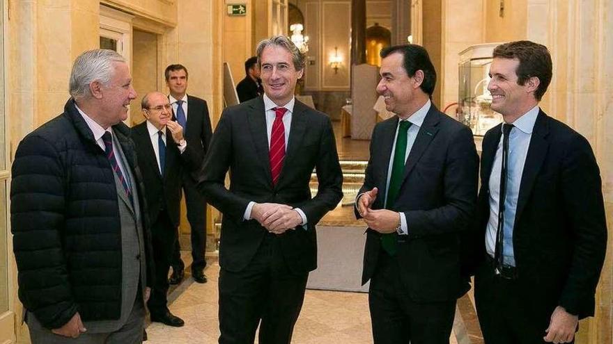 Maíllo (centro), junto al ministro de Fomento, Íñigo de la Serna, ayer.