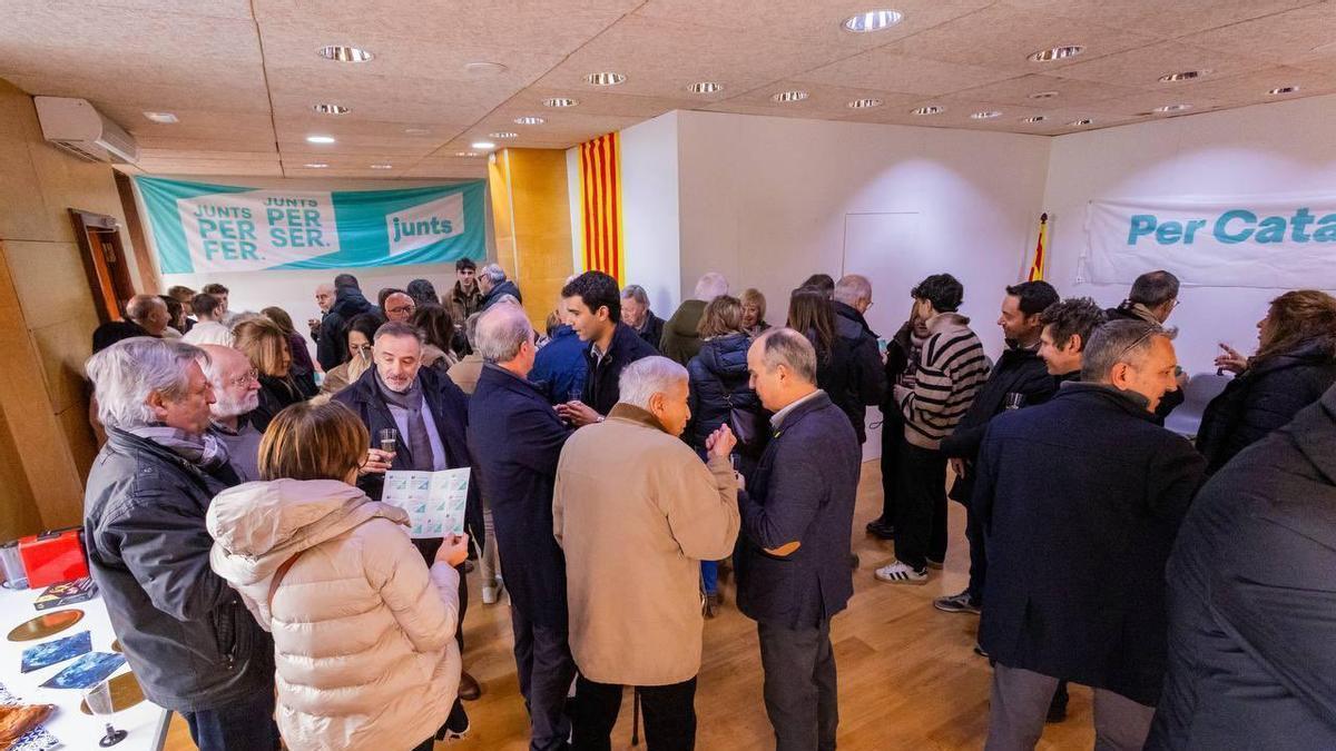 Militants i simpatitzants de Junts durant la inauguració de desembre.