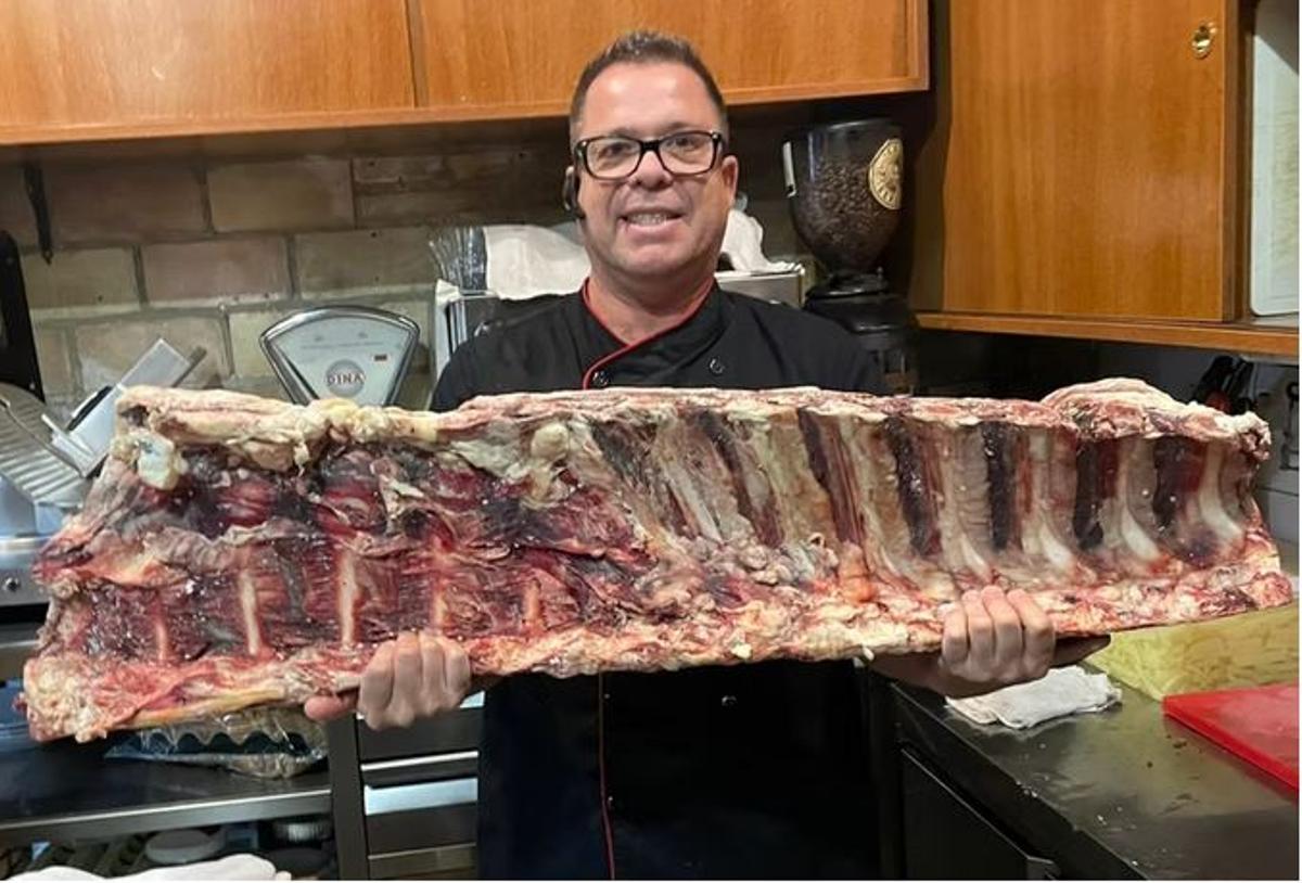 Carlos Gilarte con una pieza de carne