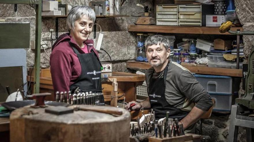 Los viejos oficios: Rosa González y Camilo Rodríguez, joyeros/artesanos del metal.
