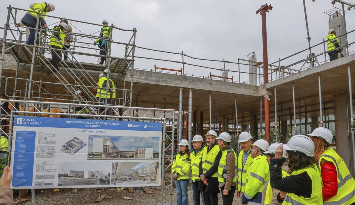 Las autoridades observan la infografía del diseño proyectado. | IÑAKI ABELLA