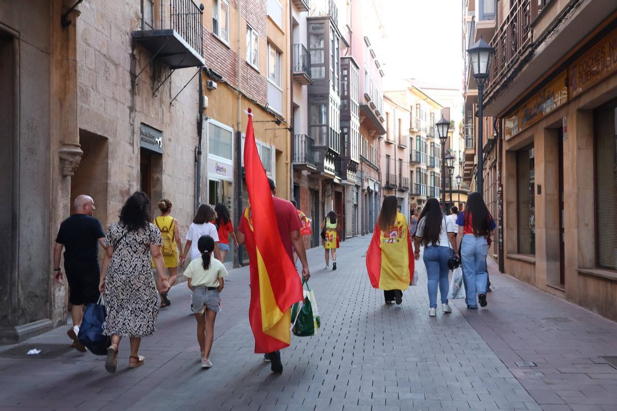 Final del Mundial de fútbol - Aficionados de la selección española ven la final en la Plaza Mayor
