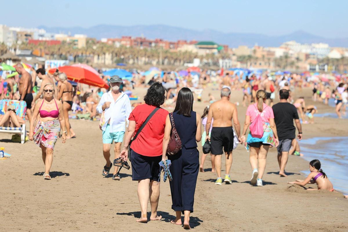 El buen tiempo llena la playa de la Malvarrosa en València El buen tiempo llena la playa de la Malvarrosa en València