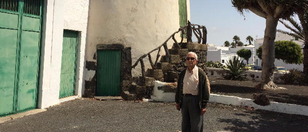 Esteban Gil, propietario del molino, el pasado viernes junto al antiguo molino e instalaciones anexas.