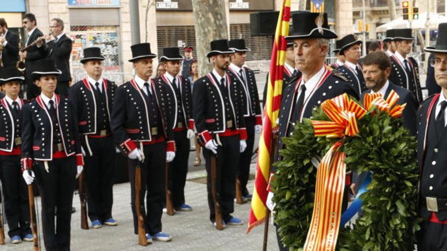 Tret de sortida a les tradicionals ofrenes florals al monument de Rafael Casanova