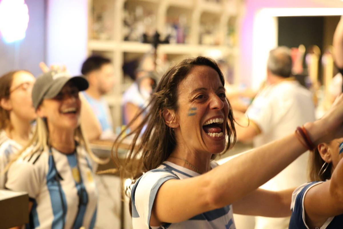Los aficionados argentinos en Córdoba vibran con su equipo en la final del Mundial 2026