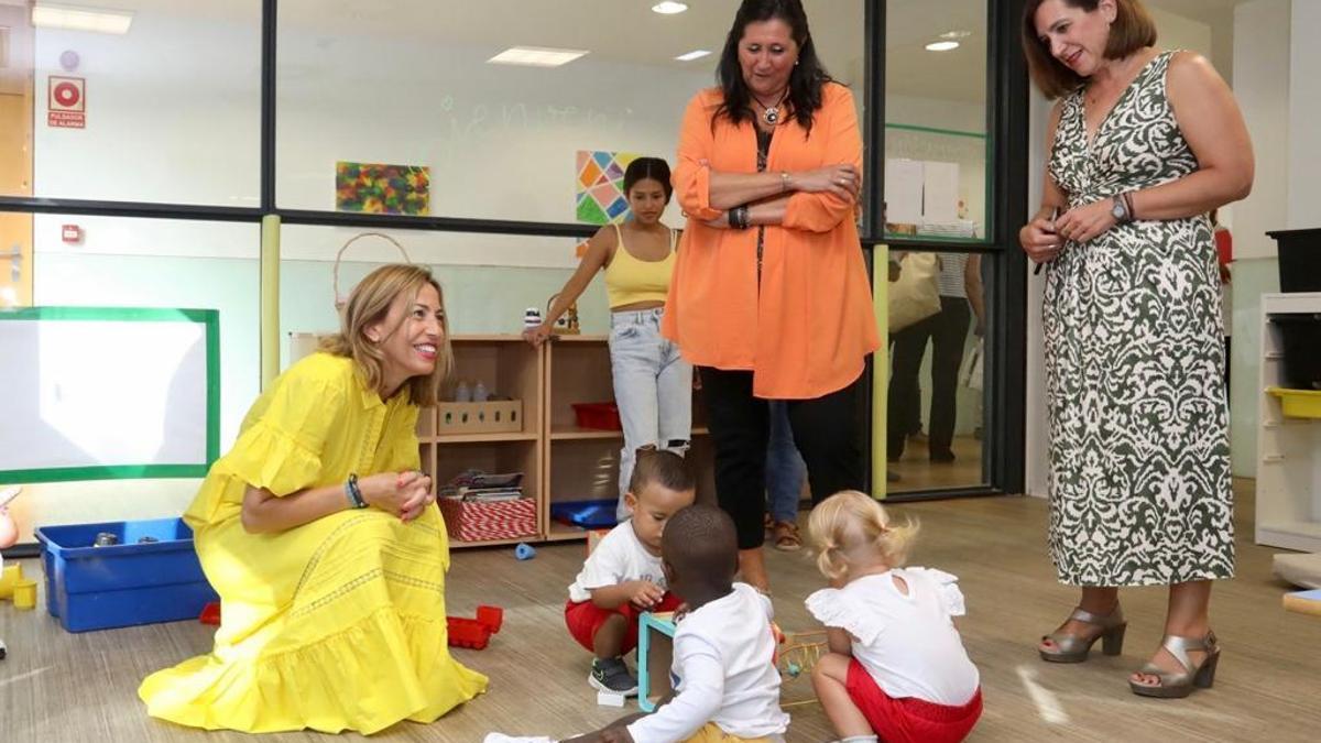 Chueca, Espinosa y Fernández, en una visita a una escuela infantil del ayuntamiento, este jueves.