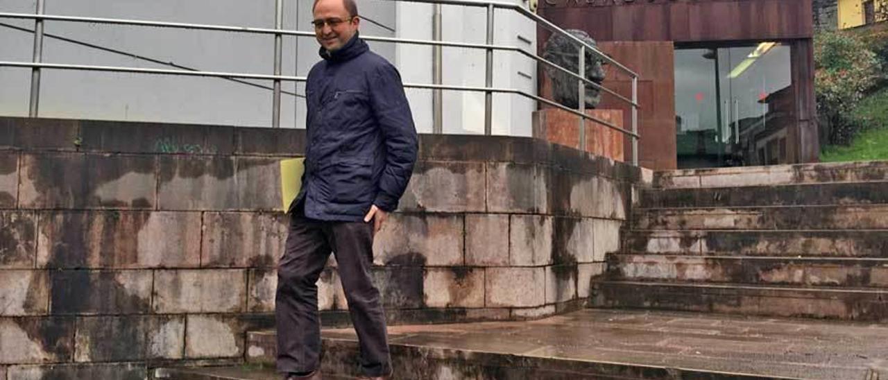 Antonio de Luis Solar, ayer, saliendo de la Casa de Cultura de Cangas de Onís.