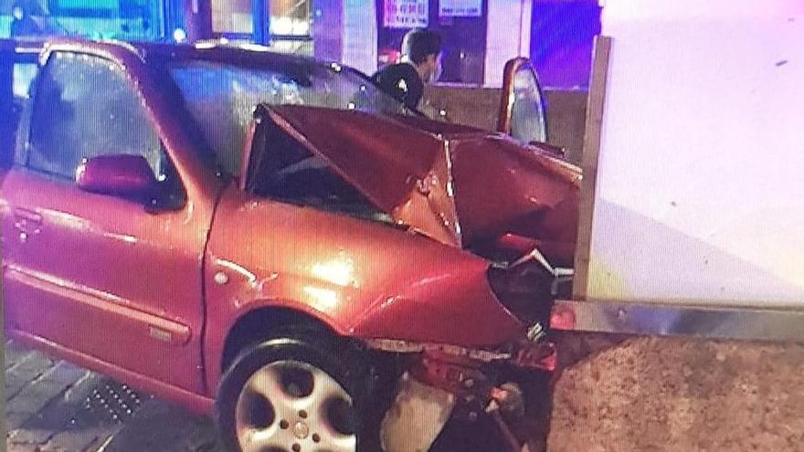 El conductor colisionó contra uno de los muros del parking de la plaza de Independencia.